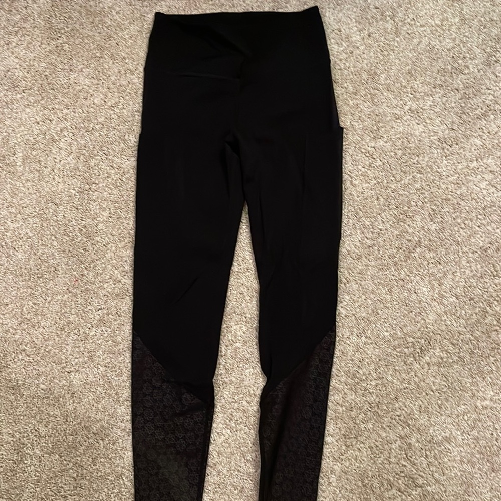Zyia athletic leggings with flower pattern at the ankles